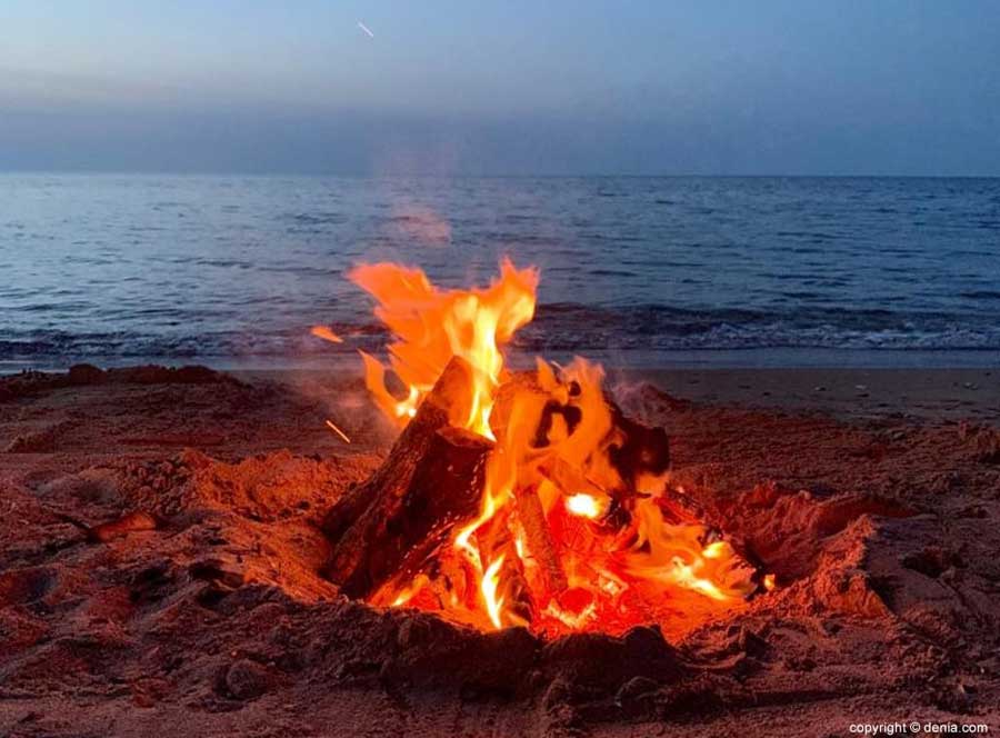 Fuego en la playa en la noche de San Juan en España