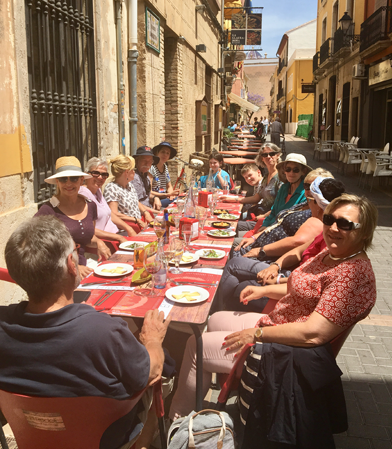 Students of Spanish having lunch together