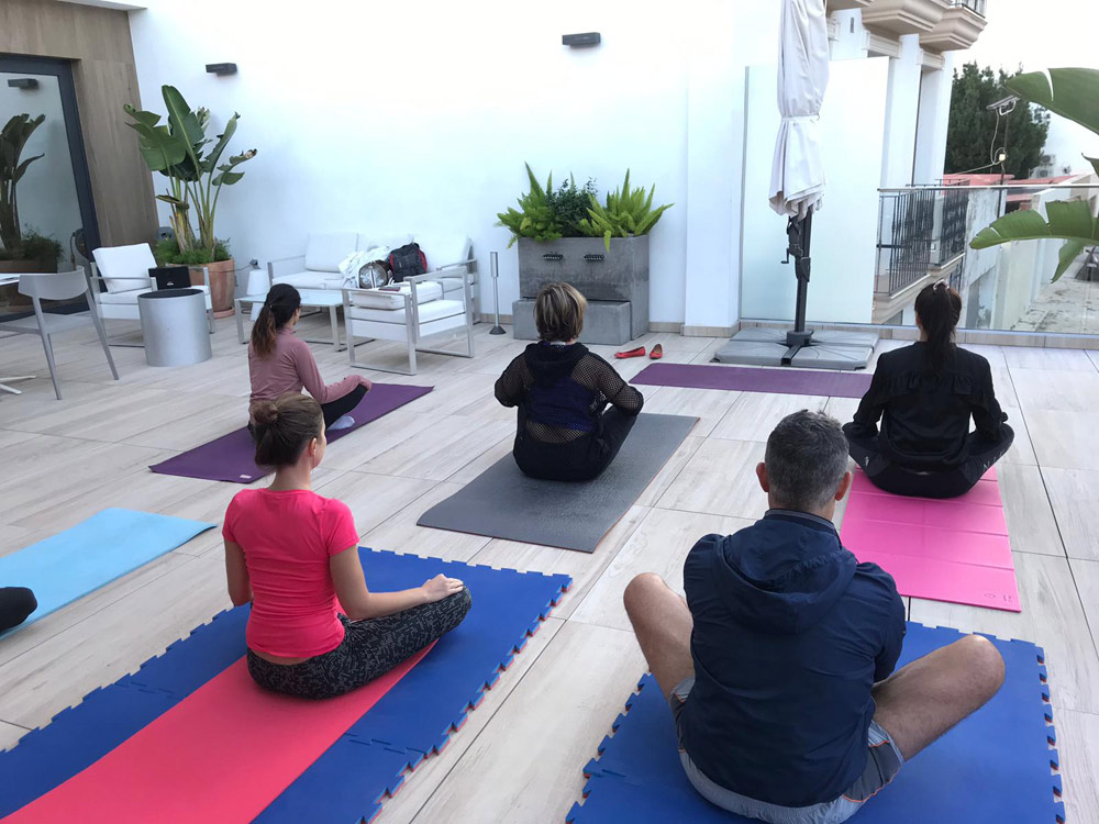 Studenten die yoga doen voor de cursus Spaans