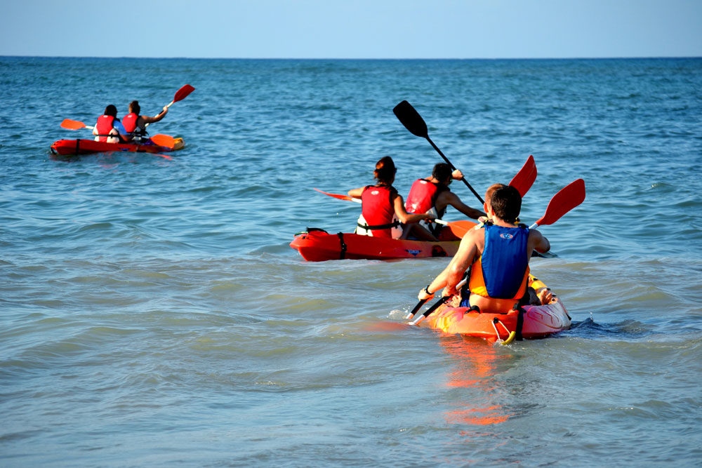 étudiants pendant l'activité kayak à Denia en Espagne