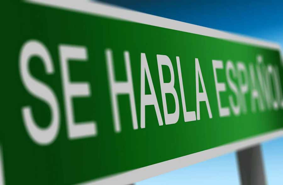 Sign that says 'se habla español' we speak Spamish