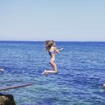 In Denia springt ein Mädchen ins Meer