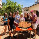 Spanische Studenten in einer Paella-Aktivität