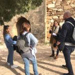 Spanische Studenten in einer Burg besuchen Aktivität