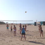 Spanische Studenten in einer Volleyball-Aktivität