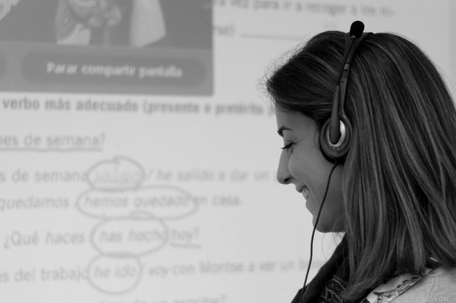 teacher teaching Spanish online
