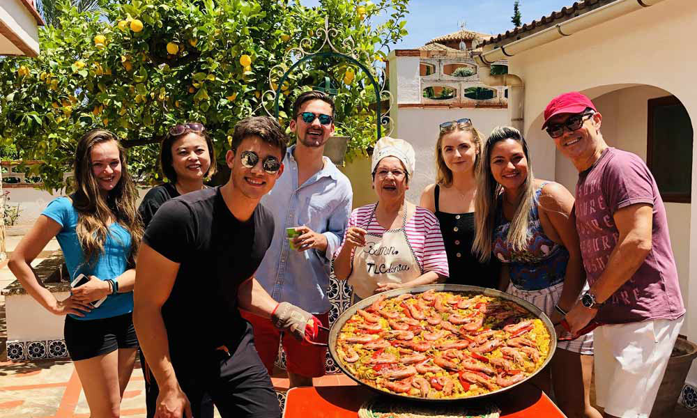 Schüler lernen Spanisch während einer Paella-Aktivität