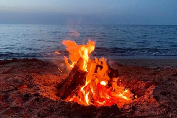 fuoco sulla spiaggia di notte di San Juan in Spagna