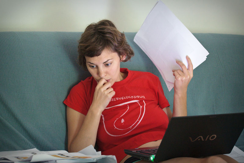 Studentin während eines Online-Spanischkurses