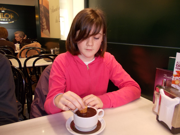 Estudiante del programa de español para niños en la Chocolatería Valor