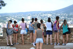 Grupo escolar visitando el castillo de Denia