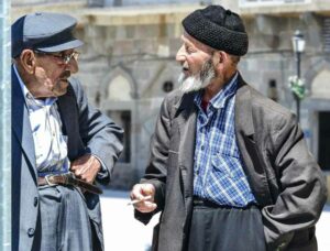 2 hombres mayores hablando en la calle
