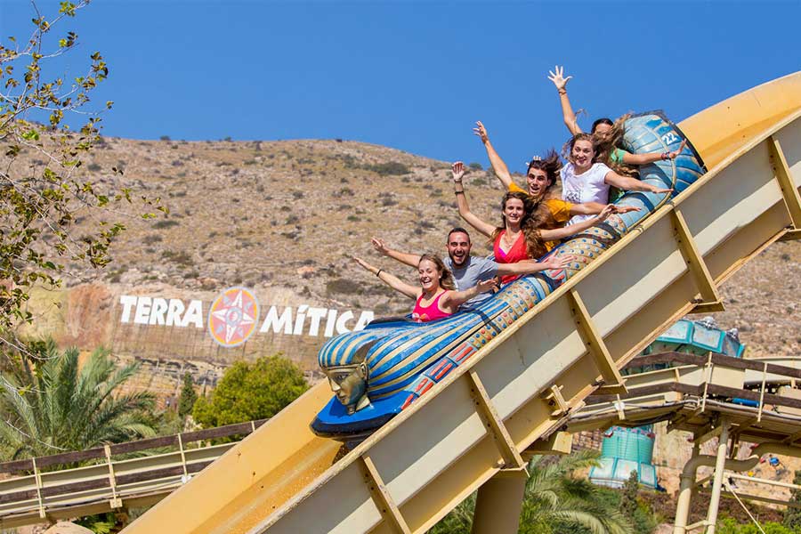 Школьные группы в парке аттракционов в Бенидорме