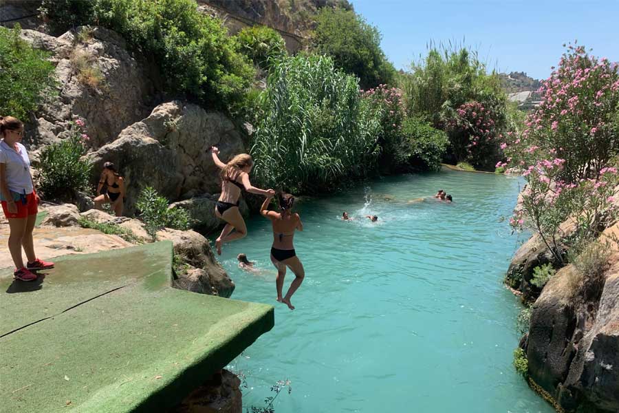 2 Schüler springen ins Wasser