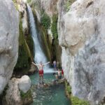 Schulgruppenschüler in einem Wasserfall in Spanien