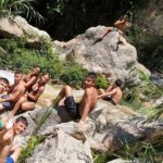 Studenten sitzen in Fonts del Algar in Spanien