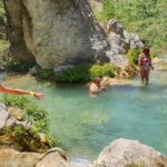 Schüler einer Schulgruppe baden in Fonts del Algar in Spanien