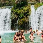 Schulgruppenschüler in einem Wasserfall in Spanien