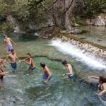 Schüler einer Schulgruppe baden in Fonts del Algar in Spanien