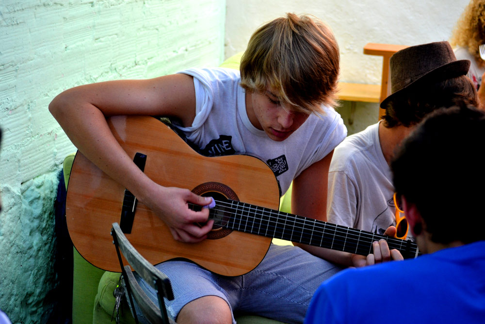 spaanse leerling speelt gitaar in spanje