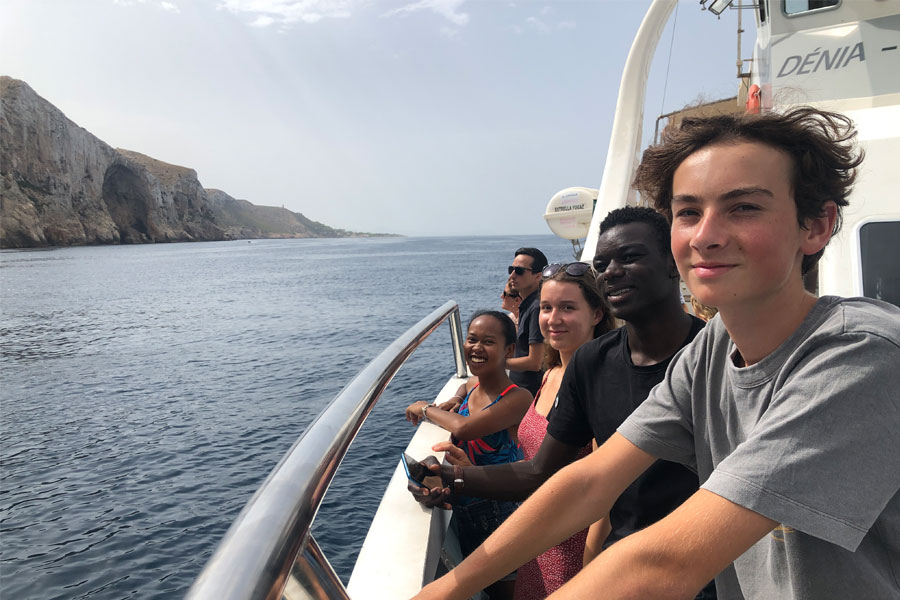 Grupa szkolna na wycieczce statkiem po Hiszpanii
