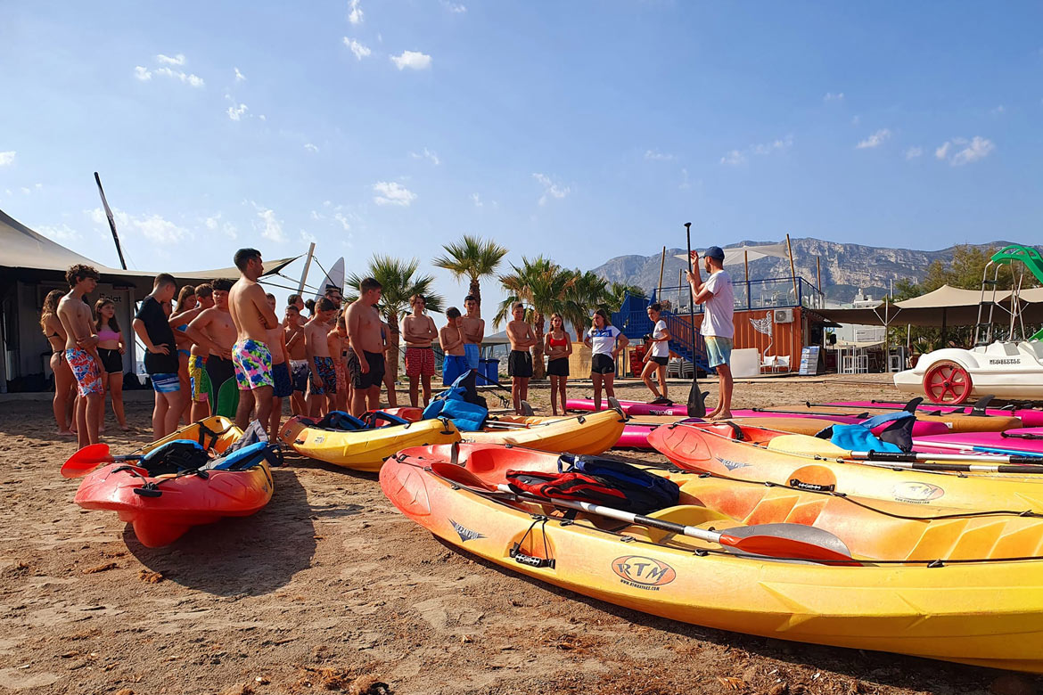 Students with kayaks in Denia's beach