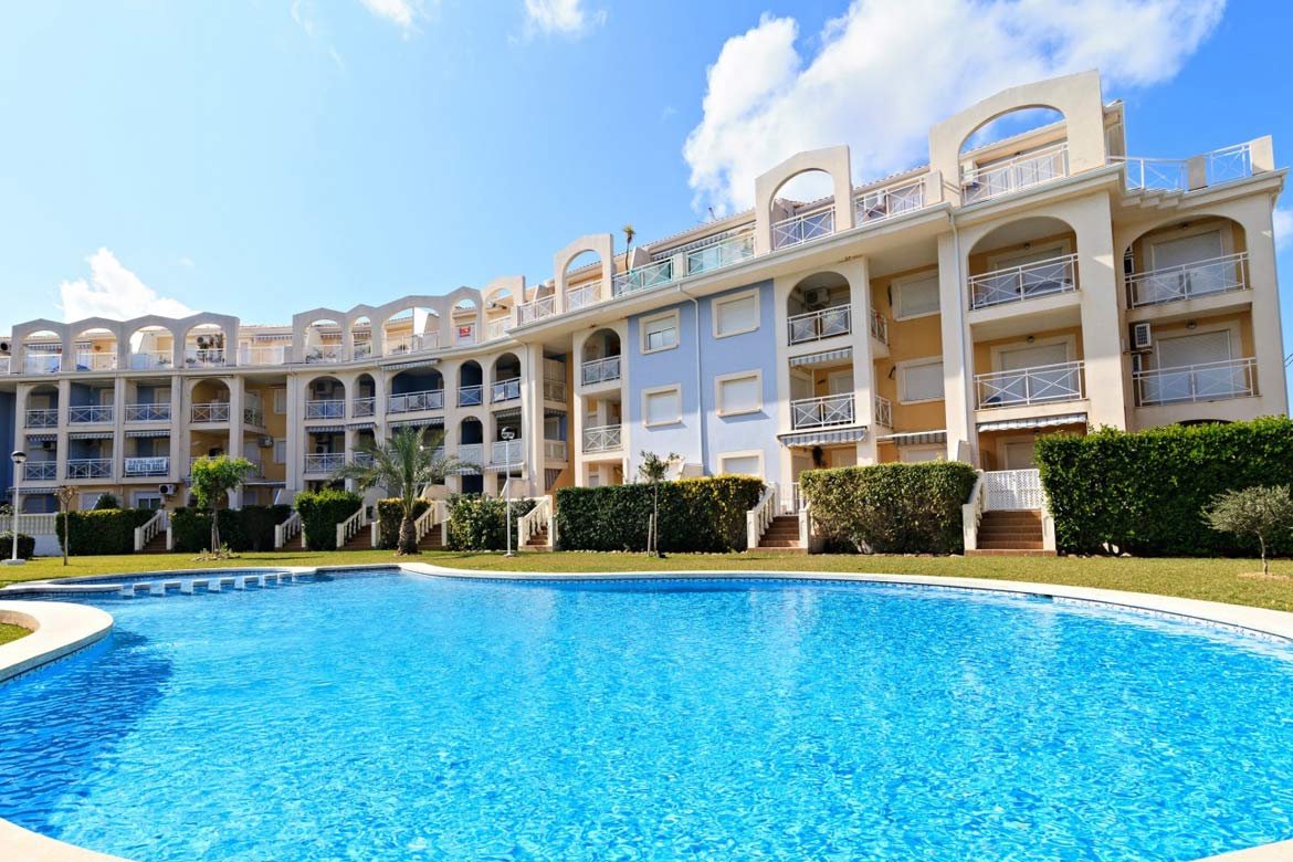 Swimming pool of the beach apartment in Denia