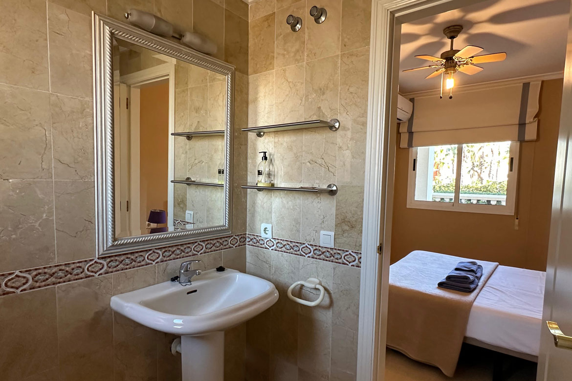 Bathroom and bedroom of the beach apartment in Denia