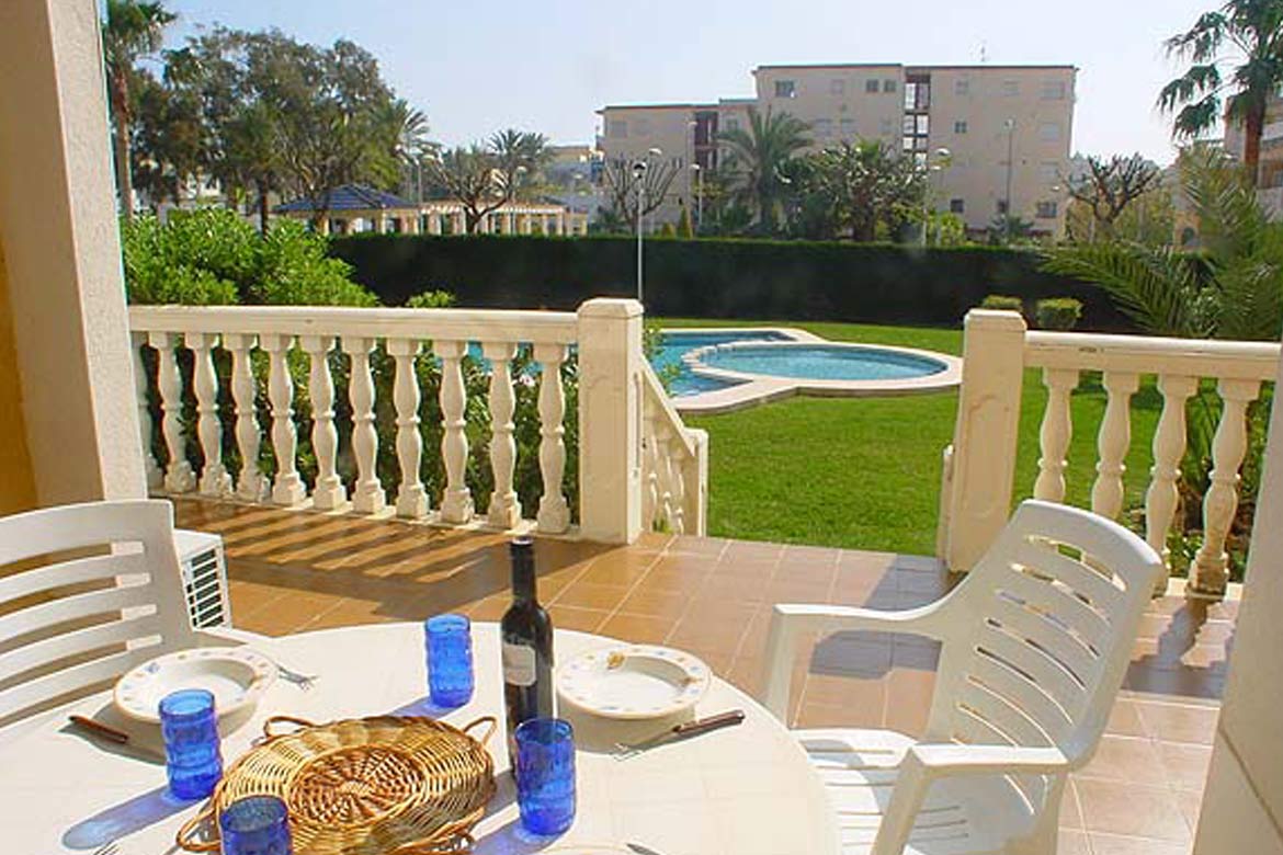 Terrace and swimming pool of the beach apartment in Denia