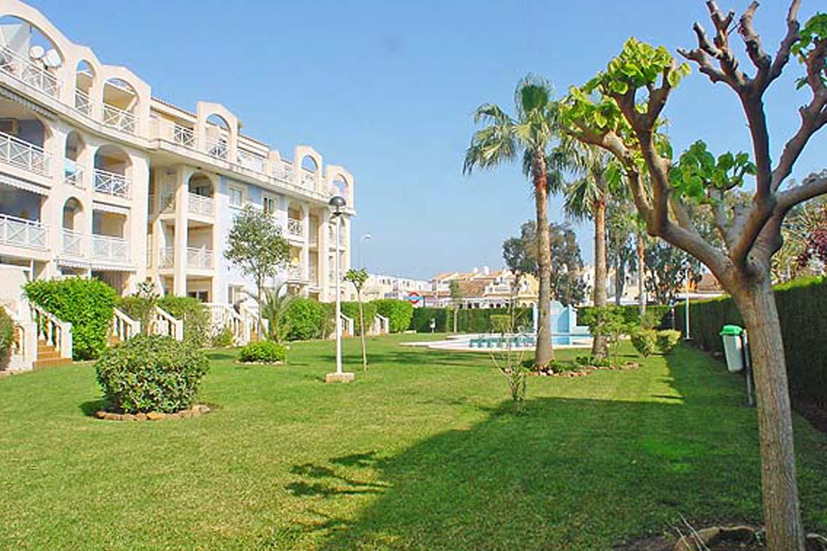 Swimming pool and garden of the beach apartment in Denia