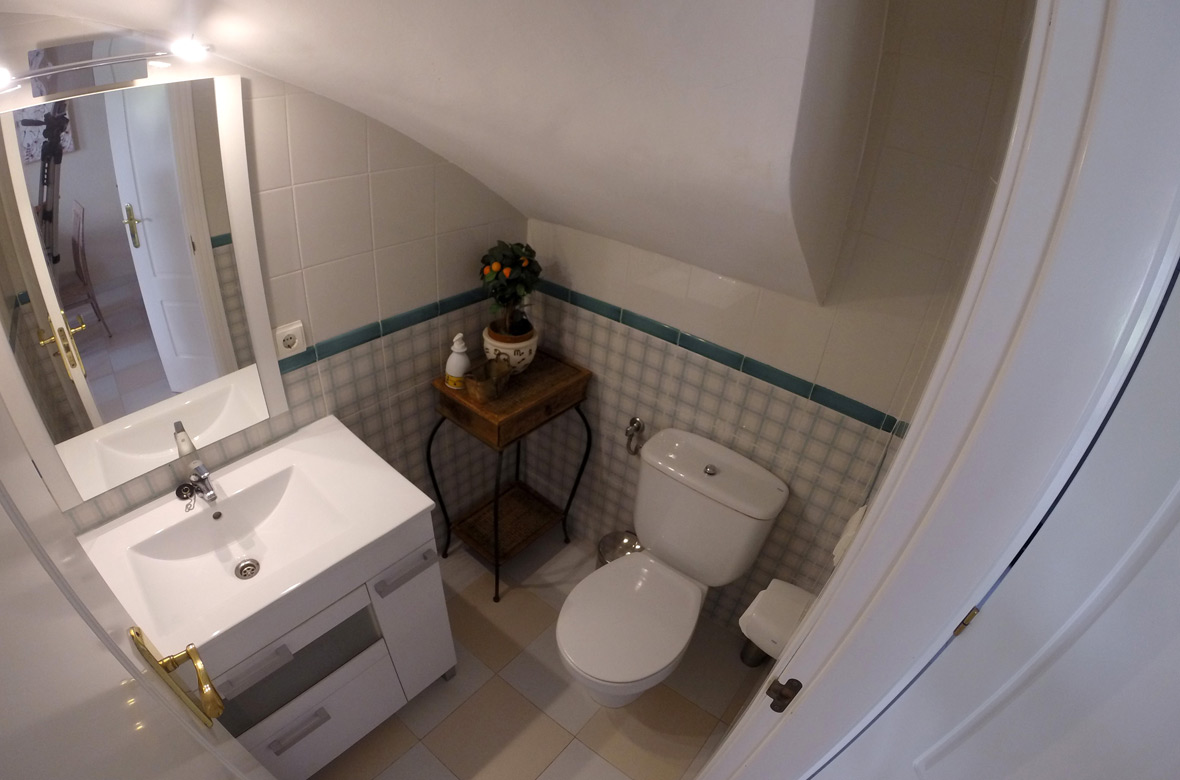 Bathroom of Marina Azul beach apartment in Denia