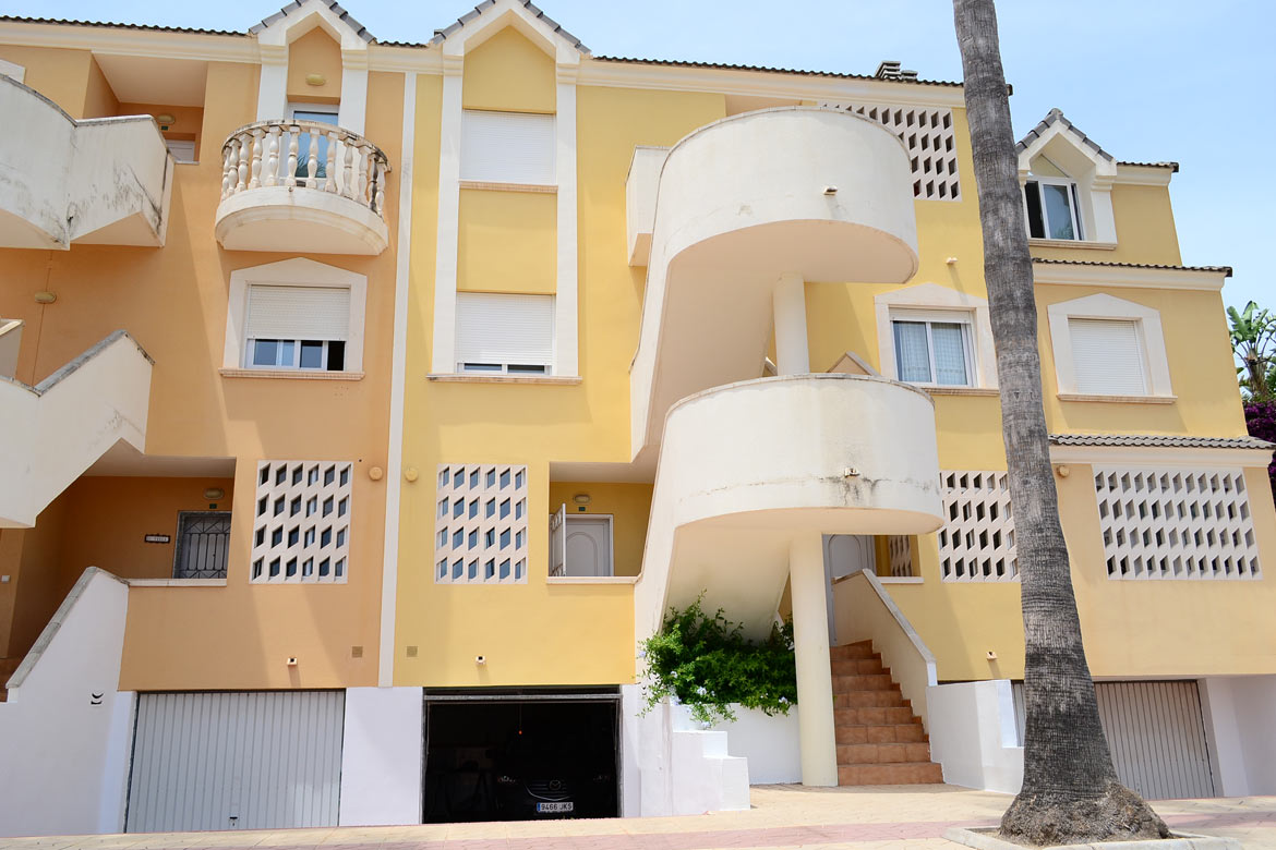 Facade of Marina Azul beach apartment in Denia