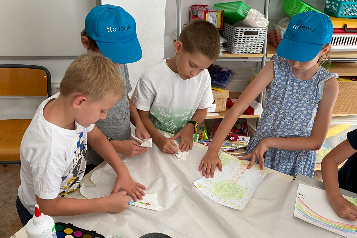 Children doing crafts in their Spanish course in Spain