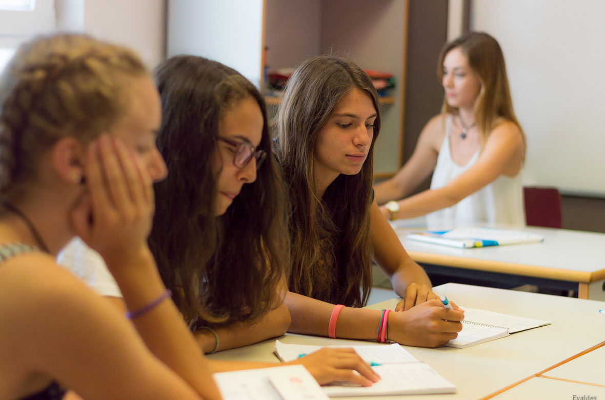 3 girls studying Spanish in a course in Spain