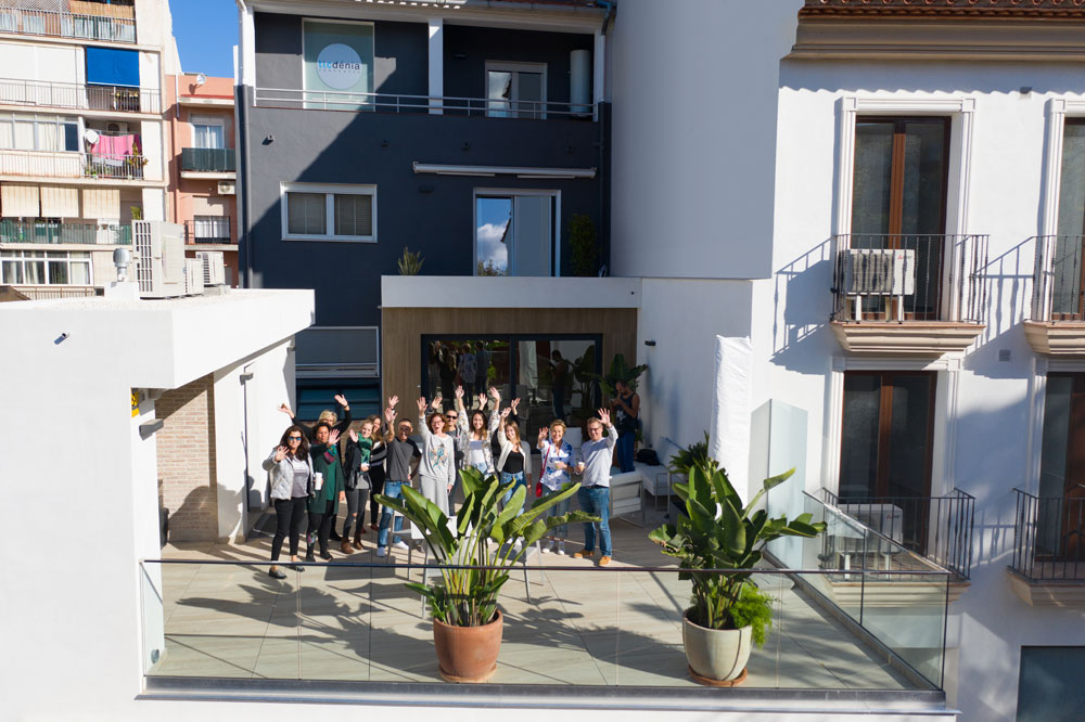 estudiantes en la terraza de la escuela de español en Denia