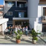 Schüler der Sprachschule winken