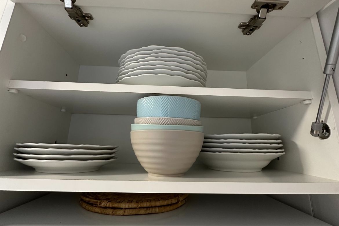 Dishware of the beach apartment in Denia