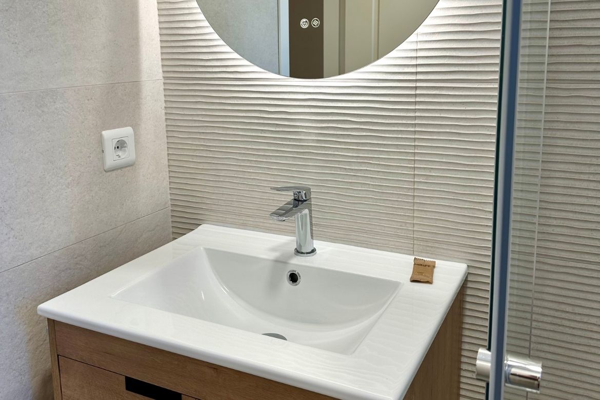 Bathroom and bedroom of the beach apartment in Denia