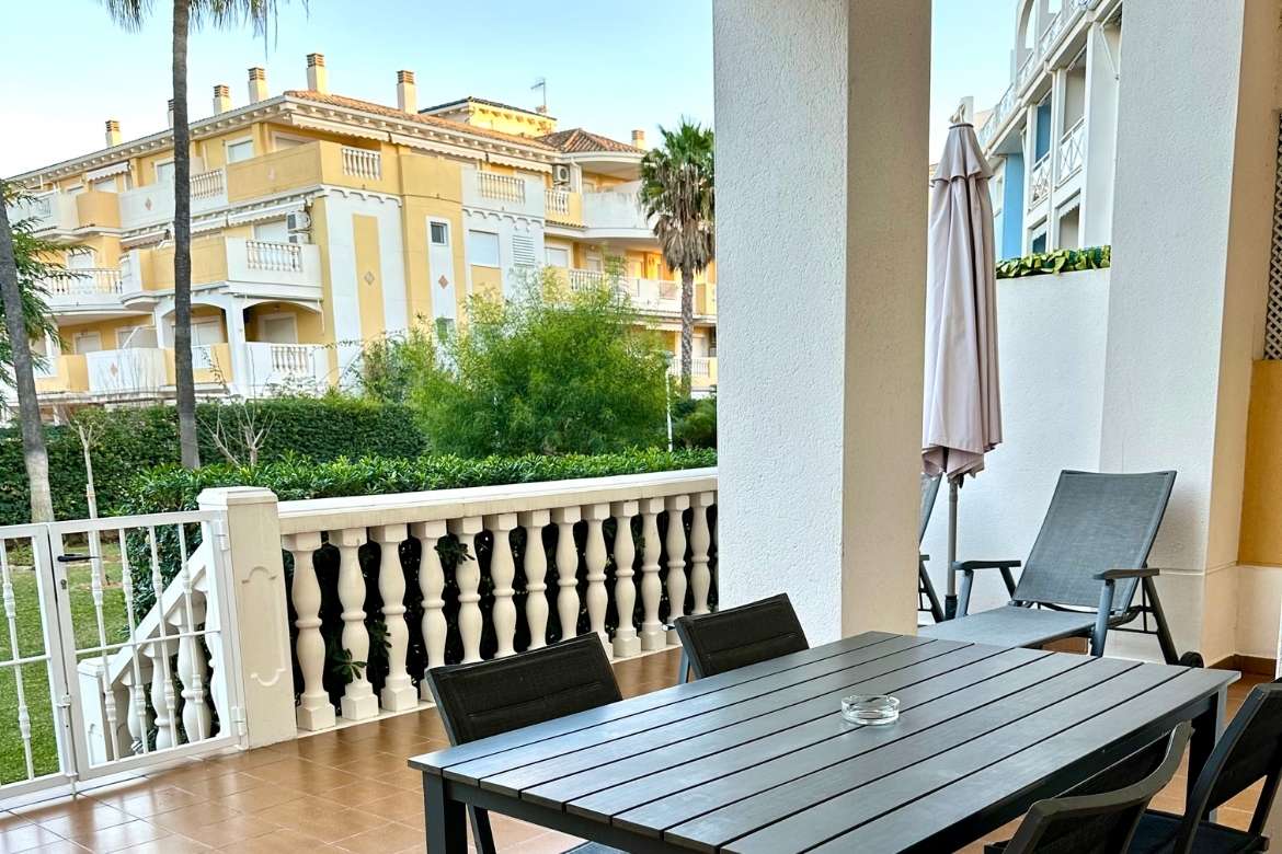 Table and terrace of the beach flat in Denia
