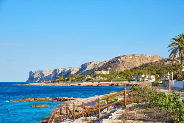 Denia mit Blick auf das Meer und den Berg