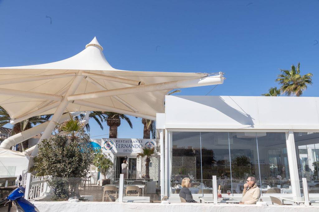 tomar algo en la playa en Denia