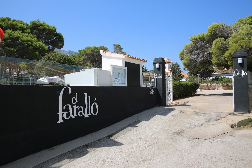 Restaurant next to the coves of the beach of Denia