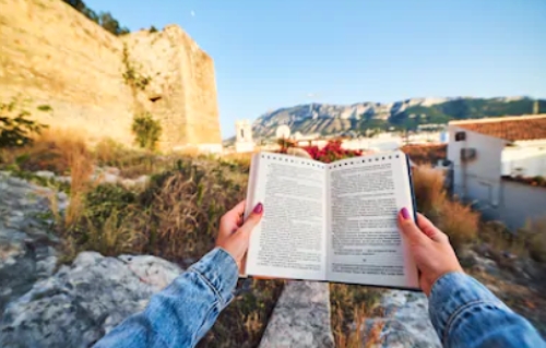 lectura junto al castillo de Denia