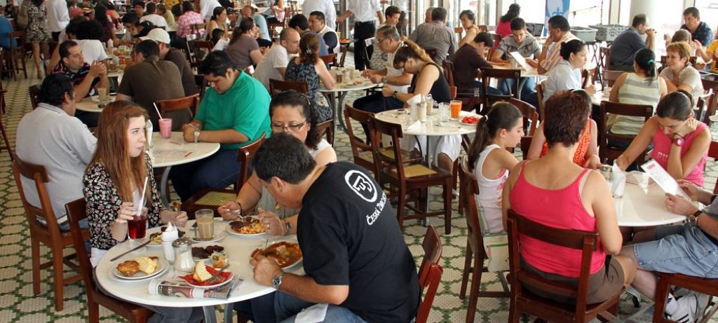 Un restaurant espagnol avec beaucoup de monde