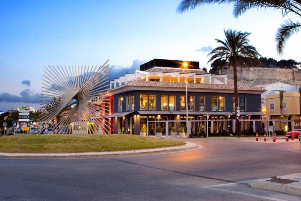 Restaurant de poisson au port de Denia avec 2 Soles Repsol