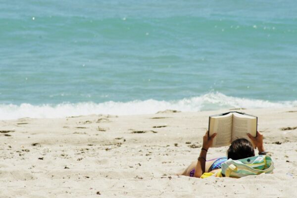 Schüler liest am Strand ein Buch