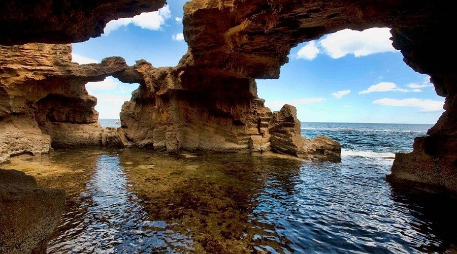 Weg zu einer natürlichen Höhle im Meer in Denia