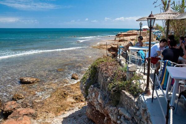 Meilleurs chiringuitos à Dénia pour prendre un verre au bord de la mer.