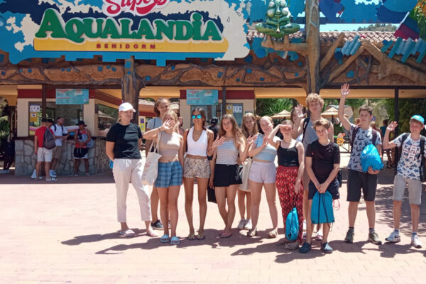 Школьная группа испанского в аквапарке в Бенидорме