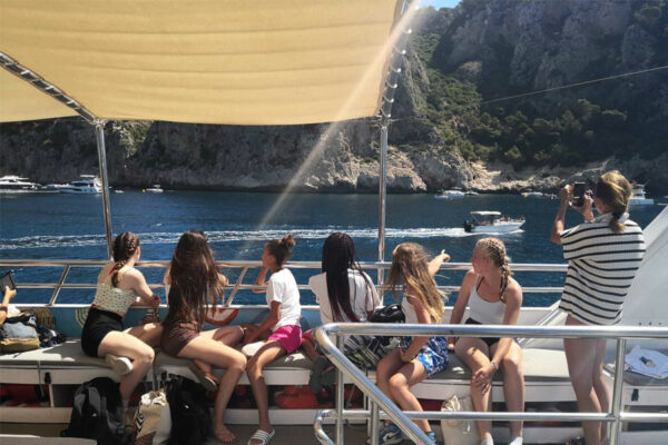 Школьная группа на экскурсии на яхте